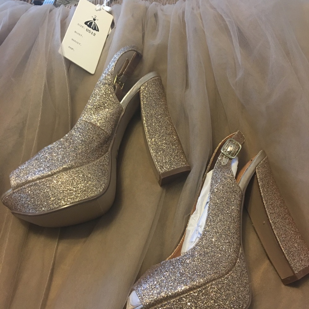 Shoes - Picture 7 of 8